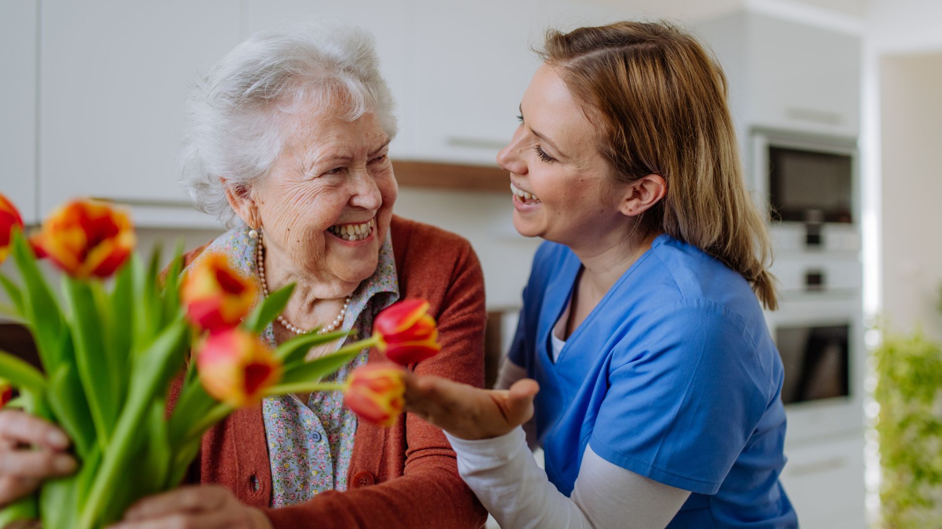 Caregiver expressing gratitude to senior – Home Care Management in Cottonwood Caregiver expressing gratitude to senior - Home Care Management in Cottonwood